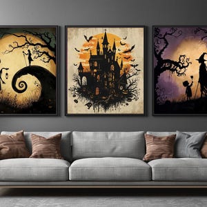 Puede incluir: Tres impresiones artísticas enmarcadas con temática de Halloween. Las impresiones presentan siluetas de una bruja, una casa embrujada y una figura en una colina. La paleta de colores incluye negro, naranja y morado. La obra de arte se exhibe sobre un sofá gris con cojines marrones.