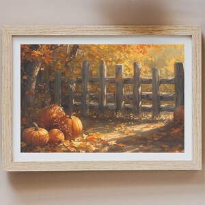 Puede incluir: Una impresión enmarcada que representa una escena otoñal con calabazas y una valla de madera. La obra de arte presenta una paleta de colores cálidos de naranja, amarillo y marrón, con hojas caídas en el suelo. Las calabazas son de varios tamaños y formas.