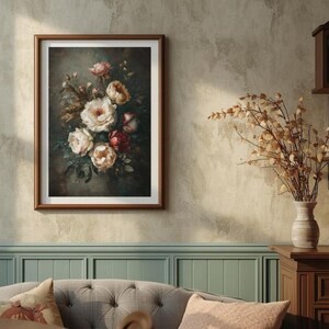 Puede incluir: Una impresión artística floral enmarcada que presenta un ramo de rosas blancas, crema y rojas. La obra de arte se exhibe en una pared sobre un sofá, con un jarrón de ramas secas y un mueble de madera en el fondo.