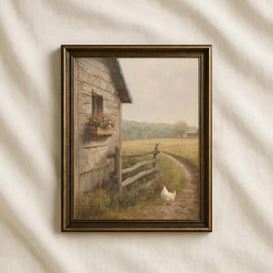 Puede incluir: Una lámina de arte enmarcada que representa un granero de madera rústico con una jardinera bajo una ventana, una valla de madera, un camino de tierra y una gallina blanca en un campo. La obra está en un marco marrón oscuro con detalles dorados.
