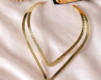 Minimalistische gouden manchetarmband, gehamerde open V-armband, verstelbare armmanchet, moderne geometrische sieraden, statement armbandcadeau