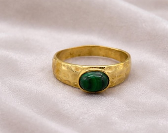 Groene steen gouden ring, handgemaakte bandring, ring in smaragdkleur, minimalistische gouden ring, statementring voor dames