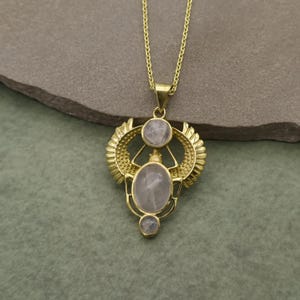 Collana con ciondolo in stile revival egizio in oro - Gioielli della dea scarabeo alato con pietra di luna