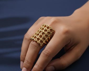 Statementring honingraat, geometrische gouden ring, brede bandring, moderne ring, architectonische sieraden, gewaagde statementring, handgemaakte gouden ring