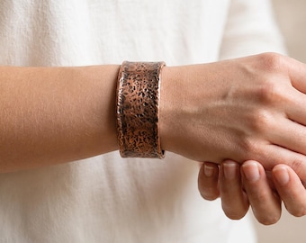 Rustieke koperen manchetarmband, brede gehamerde massief koperen armband, robuuste metalen polsband met een verweerde look, handgemaakt boho-sieraad, cadeau voor haar