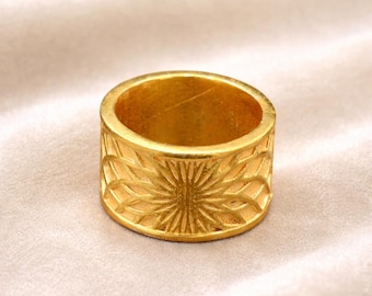 Gouden statementring, brede bandring, gegraveerde Sunburst-ring, minimalistische gouden ring, dikke ring, boho-sieraden, cadeau voor haar, handgemaakte ring