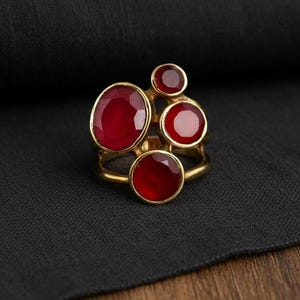 Anillo de racimo de piedra roja, anillo llamativo de oro, anillo de cóctel bohemio, anillo de múltiples piedras, regalo de joyería atrevida hecha a mano.