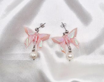 Pendientes únicos de mariposa rosa hechos a mano / regalo romántico para esposa con perlas auténticas / postes de acero inoxidable resistentes al deslustre / accesorios de ballet