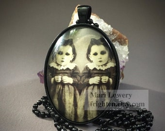 Collier pendentif Halloween jumeaux effrayants, bijoux sombres, collier Halloween, bijoux soeur jumelle, effrayer