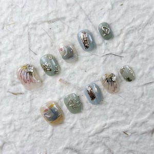 Delicate Short Oval Press On Nails in Blue, Green & Transparent, Pink Flowers, Silver Geometric Hearts Shapes, Perfect for Commute and Dates