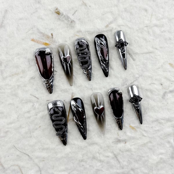 Långa stiletto-pressnaglar i svart silver med ormmönster, hjärtan, blommor och lösnaglar för en trendig stil och djärva looks