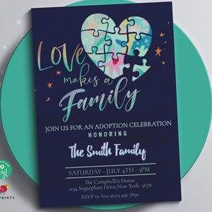 Peut inclure: Carte d'invitation bleu marine avec le texte "Love makes a Family" et un motif de cœur en forme de puzzle. L'invitation est pour une célébration d'adoption, avec les détails de la date, de l'heure et du lieu.