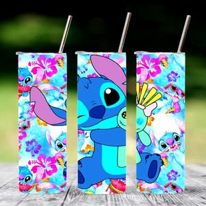Peut inclure: Trois gobelets en acier inoxydable avec un motif color&eacute; repr&eacute;sentant le personnage Stitch de Lilo & Stitch. Les gobelets ont un fond bleu avec des fleurs roses et des illustrations de Stitch. Chaque gobelet a une paille argent&eacute;e.