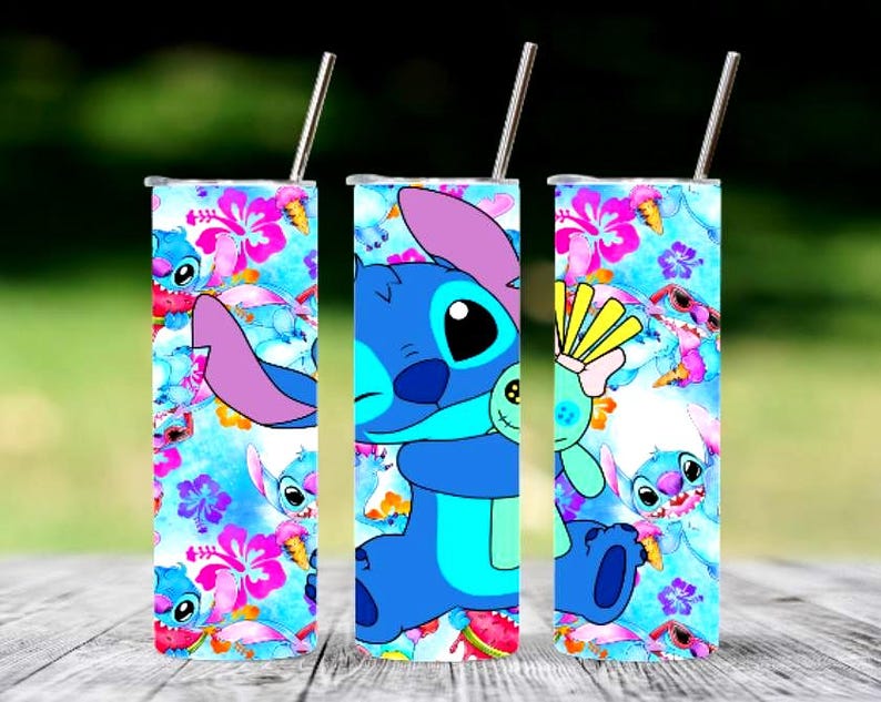 Peut inclure: Trois gobelets en acier inoxydable avec un motif color&eacute; repr&eacute;sentant le personnage Stitch de Lilo & Stitch. Les gobelets ont un fond bleu avec des fleurs roses et des illustrations de Stitch. Chaque gobelet a une paille argent&eacute;e.