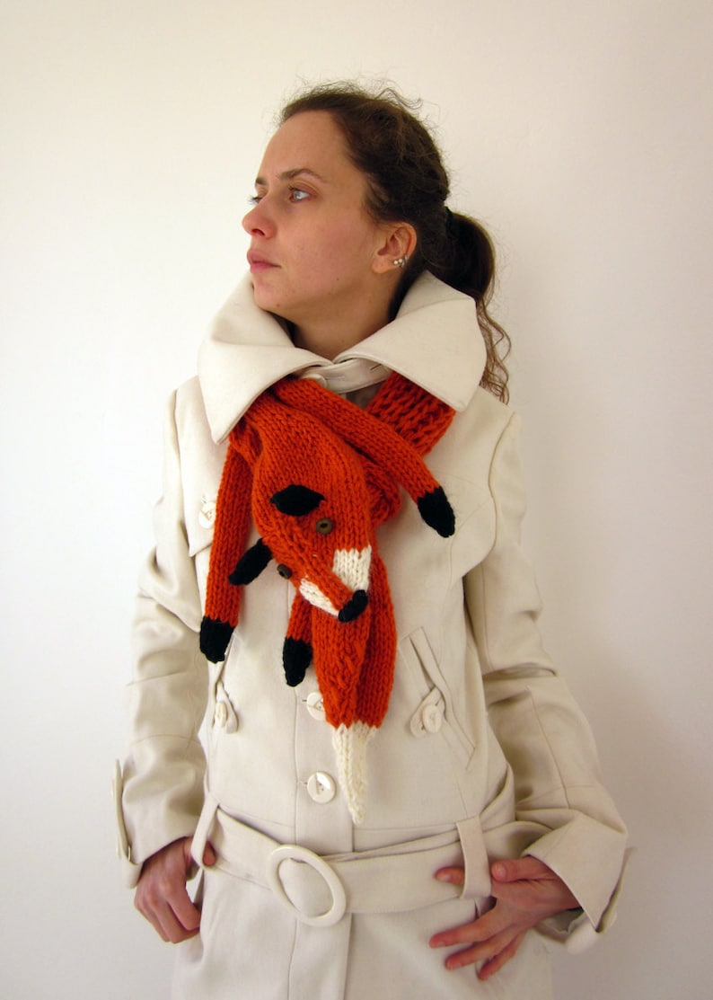Hand knit fox scarf in red orange with polymer clay buttons zdjęcie 2