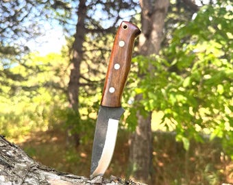 Cuchillo de bushcraft de acero al carbono forjado a mano / Mango de palisandro / Funda de cuero / Cuchillo de regalo