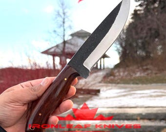 Ręcznie kuty nóż bushcraftowy ze stali węglowej, rękojeść z drewna różanego, skórzana pochwa