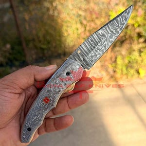 Couteau de camping pliant en acier de Damas fait main | Motif torsadé — Manche monobloc en argent gravé et mosaïque | Lame pour usage quotidien/activités de plein air