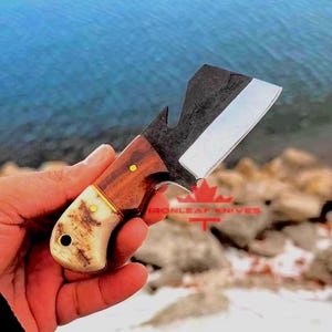 Cuchillo de cuello de acero forjado a mano / Mango de cuerno de carnero / Cuchillo de hoja fija para desollar / Cuchillo EDC de caza y camping con funda / Regalo para él