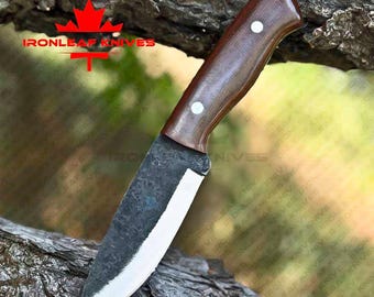 Ręcznie kuty nóż bushcraftowy ze stali węglowej: rękojeść z micarty, skórzana pochwa