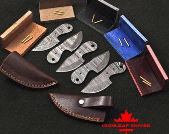 Peut inclure: Une collection de petits couteaux en acier à motifs avec des lames incurvées et des manches en bois. Les couteaux sont présentés avec des étuis en cuir marron et divers blocs de bois colorés. L'image comprend le texte "IRONLEAF KNIVES".