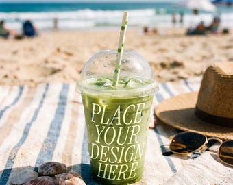 Iced Matcha Latte im durchsichtigen Plastikbecher Mockup - Strandblick, realistisches Getränk PSD, Branding-Vorlage