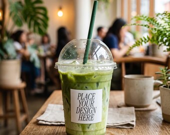 Matcha Latte Mockup im Plastikbecher - Iced Green Drink, realistisches PSD Mockup
