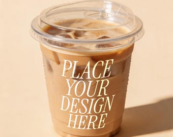Iced Latte Cup Mockup PSD - Plastikkaffeetasse mit Deckel, realistisches Cafe Branding Mockup