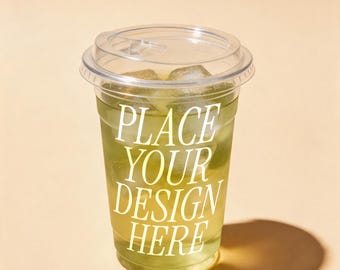 Plastik Eisgetränkebecher Mockup PSD – Grüner Tee / Matcha Getränk, Branding Mockup
