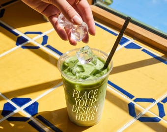 Durchsichtige Tasse Mockup — Matcha Latte PSD