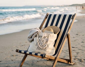 Tragetasche Mockup auf einem Strandstuhl PSD