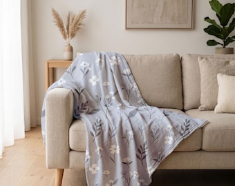 Weiße Decke auf beigem Sofa, Minimal Wohnzimmer Szene, Skandinavisches Interieur, Gemütliches Wohn Dekor PSD