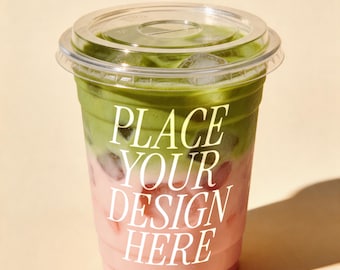 Erdbeere Matcha Latte Mockup PSD - Geschichtetes Eisgetränk im Plastikbecher, Branding Mockup