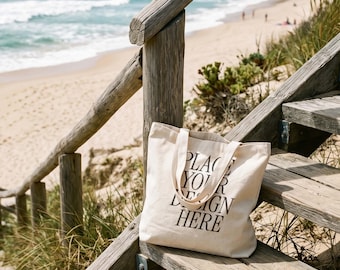 Strandtasche Mockup mit Meerblick – Canvas Bag Branding Scene PSD