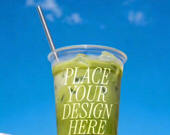 Matcha Latte Drink Mockup mit blauem Himmel Hintergrund PSD