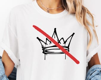 Koszulka z dekoltem w serek „No Kings in America”, koszulka z dekoltem w serek „Anti Trump”, koszulki polityczne, koszulka antymagiczna, koszulka Crown No Kings