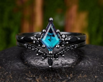 Ensemble de bagues de fiançailles en or noir et or gothique avec alexandrite taille cerf-volant, bague en V incurvée à chevrons et alliance empilable Dark Forest.