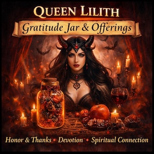 Könnte beinhalten: Ein künstlerisches Bild mit einer Frau mit dunklem Haar und einem gehörnten Kopfschmuck. Der Text lautet "QUEEN LILITH" und "Gratitude Jar & Offerings". Ein Glas gefüllt mit Blumen, Kerzen und einem Apfel steht auf einem Tisch. Die Wörter "Honor & Thanks", "Devotion" und "Spiritual Connection" sind ebenfalls vorhanden.