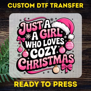 Transfert DTF de Noël douillet : Bonnet de Père Noël rose, prêt à être utilisé