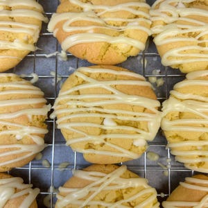 Op de afbeelding: Een rustiek houten bord met de tekst "Welcome to our home" in witte letters. Het bord heeft een verweerde afwerking en een eenvoudig, uitnodigend ontwerp, perfect voor voordeurdecoratie.