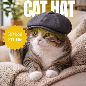 Może przedstawiać: Pręgowany kot w ciemnoszarej czapce gazeciarza, nad nim napis "CAT HAT". Żółta grafika w kształcie gwiazdy głosi "3d Model STL File". Kot leży na beżowym, dzianinowym kocu.