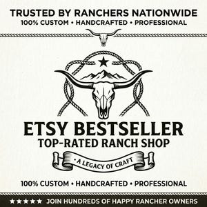 Pode incluir: Um design gráfico a preto e branco com um crânio de boi central com chifres longos emoldurado por uma corda, sobre uma silhueta de montanha e uma estrela. O texto inclui TRUSTED BY RANCHERS NATIONWIDE, ETSY BESTSELLER, TOP-RATED RANCH SHOP e A LEGACY OF CRAFT.