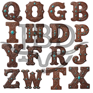 Peut inclure: Une collection de lettres à texture de cuir marron présentant des motifs floraux gravés complexes et des pierres ovales de couleur turquoise incrustées. L'ensemble comprend les lettres Q, O, G, B, I, H, D, P, Y, F, R, J, Z, W, T et X disposées en grille.