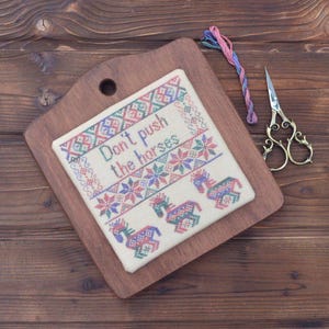 Kit Broderie Point de Croix Sampler "Guimauve Myrtille" sur Toile Lin Unie - Design Original - DMC Fils Teints à la Main
