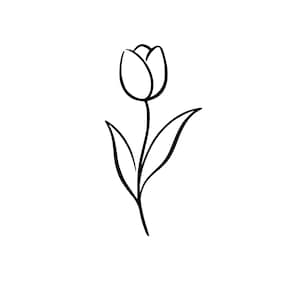 Op de afbeelding: Een zwart-witte lijntekening van een tulp. De tulp heeft een enkele stengel met twee bladeren en een gesloten bloemhoofd. De afbeelding is een eenvoudige, elegante illustratie.