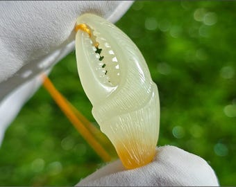 Certified Natural Yellowish With Brown Sugar Nephrite Jade Hand-Carved Crab Claw Pendant necklace， 天然玉石黄口带糖玉手工雕刻蟹爪吊坠