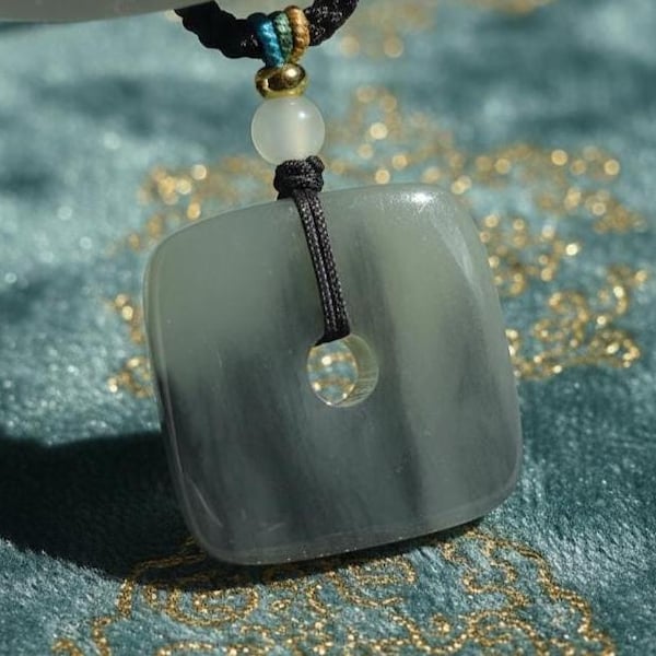 Collar con colgante de donut cuadrado tallado a mano de jade nefrita de color blanco y negro natural certificado, 天然玉石 青花 手工雕刻 方形 平安扣挂件