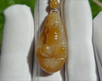 Certified Natural Brown Sugar and Warm White” Nephrite Jade Hand-Carved Frog on Corn Pendant | 天然糖白玉手工雕刻玉米青蛙吊坠