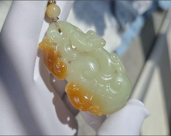 Certified Natural Sugar-White Nephrite Jade Hand-Carved Monkeys on Lingzhi Ruyi Pendant, 天然糖白软玉手工雕刻灵猴灵芝如意吊坠
