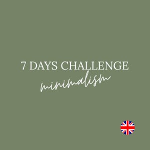 Könnte beinhalten: Digitalgrafik auf einem gedämpften grünen Hintergrund. Der Text lautet "7 DAYS CHALLENGE" in einer Serifenschrift, mit "minimalism" in einer Schreibschrift. Eine kleine Union Jack-Flagge befindet sich in der unteren rechten Ecke.